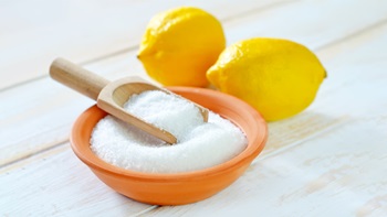ciotola con granulato bianco e due limoni